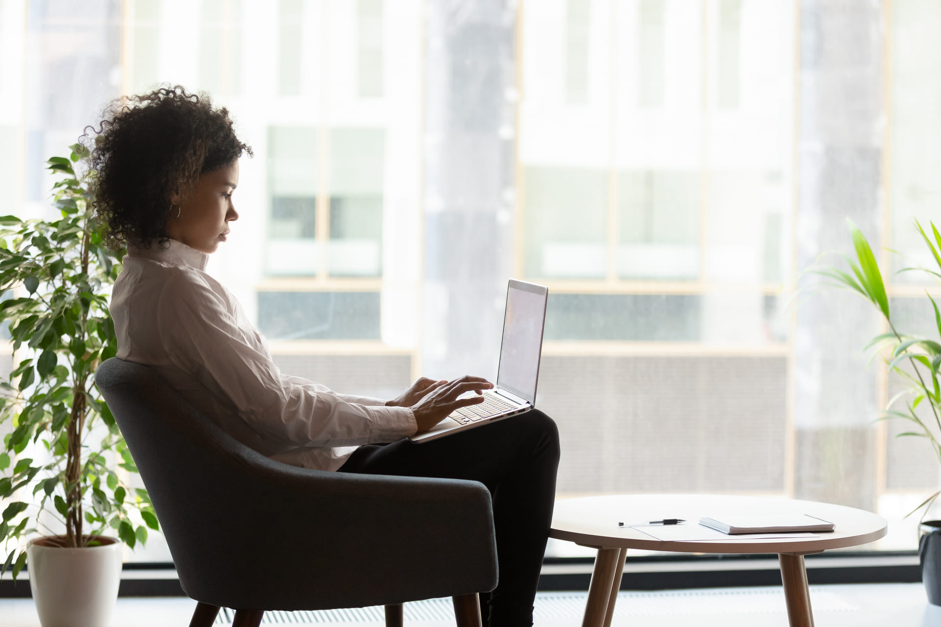 Profesional aplicando buenas prácticas de ergonomía digital en su puesto de trabajo como parte del programa de seguridad y salud en el trabajo.