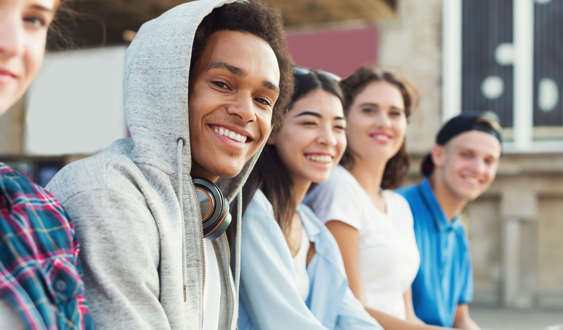 Grupo de adolescentes sonrientes representando el impacto del desarrollo integral en la formación y bienestar juvenil.