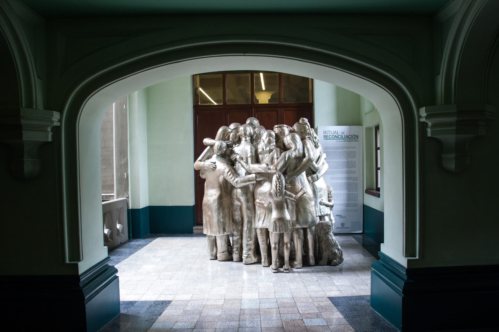 Escultura conmemorativa sobre víctimas y derechos, concepto clave en el proceso judicial dentro del programa de Derecho