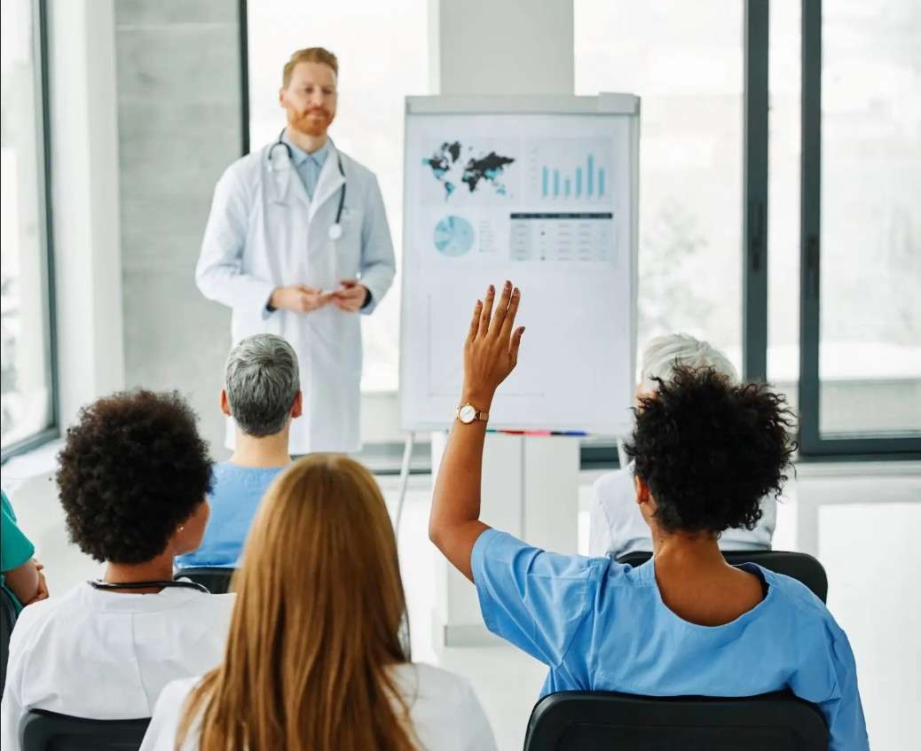 Médico presentando gráficos de control y calidad en capacitación sobre la especialización en auditoría en salud virtual.