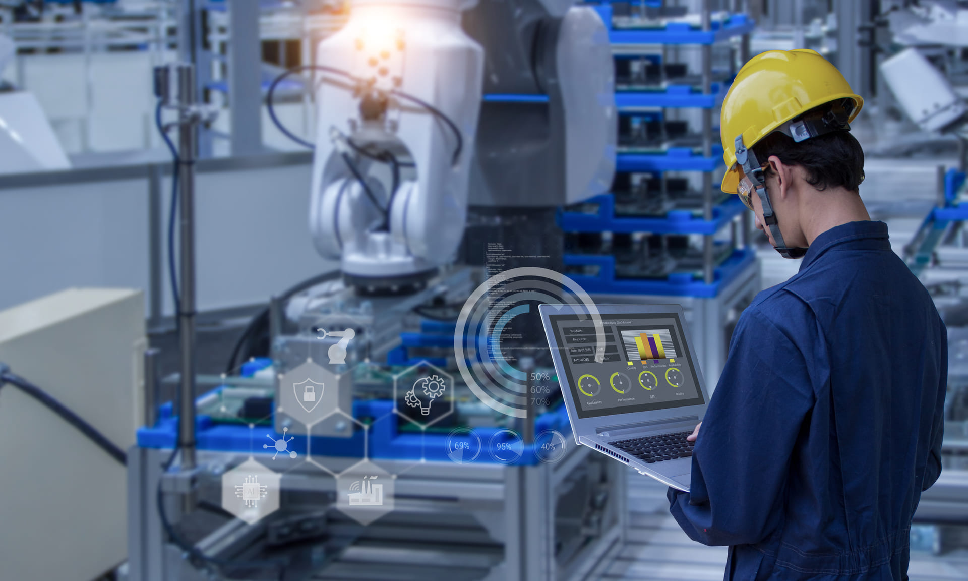 Profesional de ingeniería industrial utilizando tecnologías inteligentes y analítica avanzada en un entorno de industria 4.0.