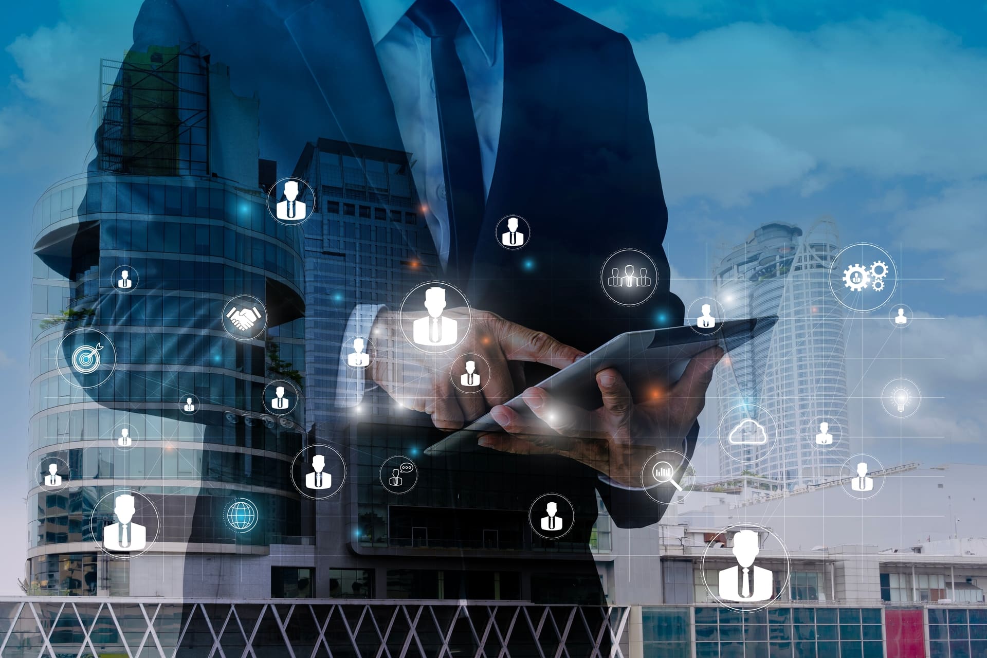 Ejecutivo utilizando una tableta digital rodeado de íconos tecnológicos que representan la integración de tecnologías emergentes en la gestión empresarial.