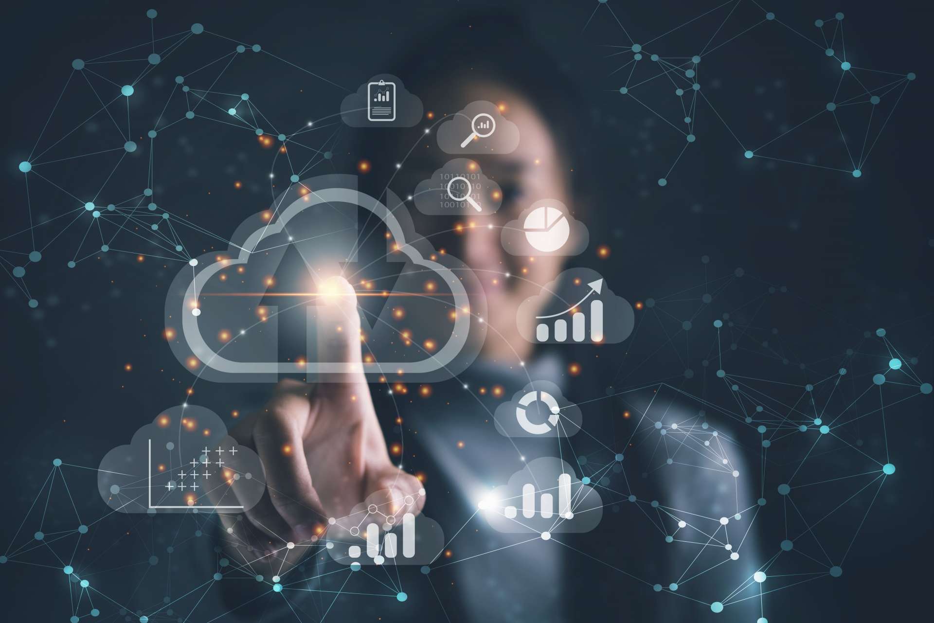 Especialización en Big Data. Profesional interactuando con una interfaz digital de análisis de datos en la nube.