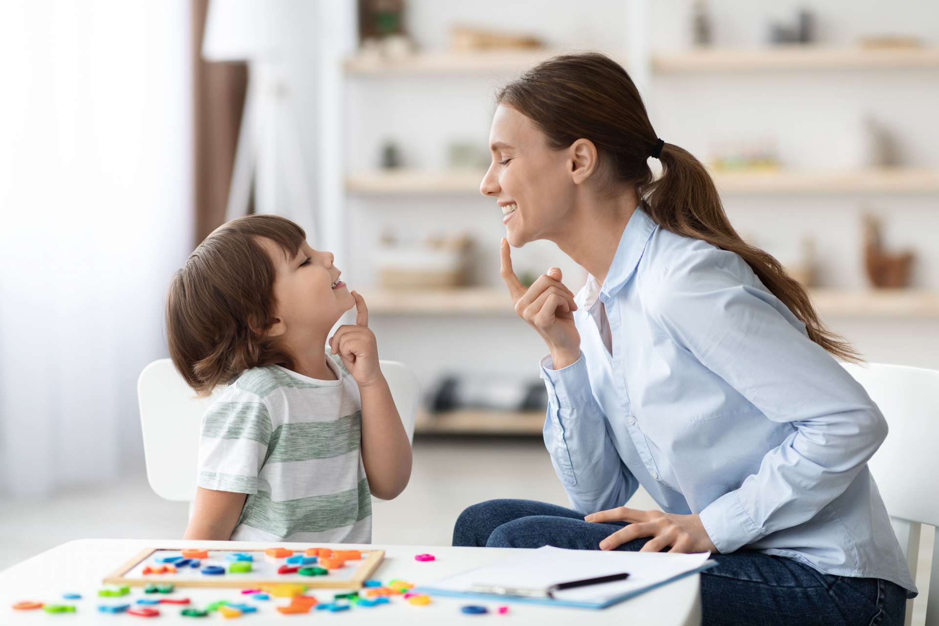 Licenciada en Educación Especial enseñando lenguaje a un niño mediante ejercicios de pronunciación