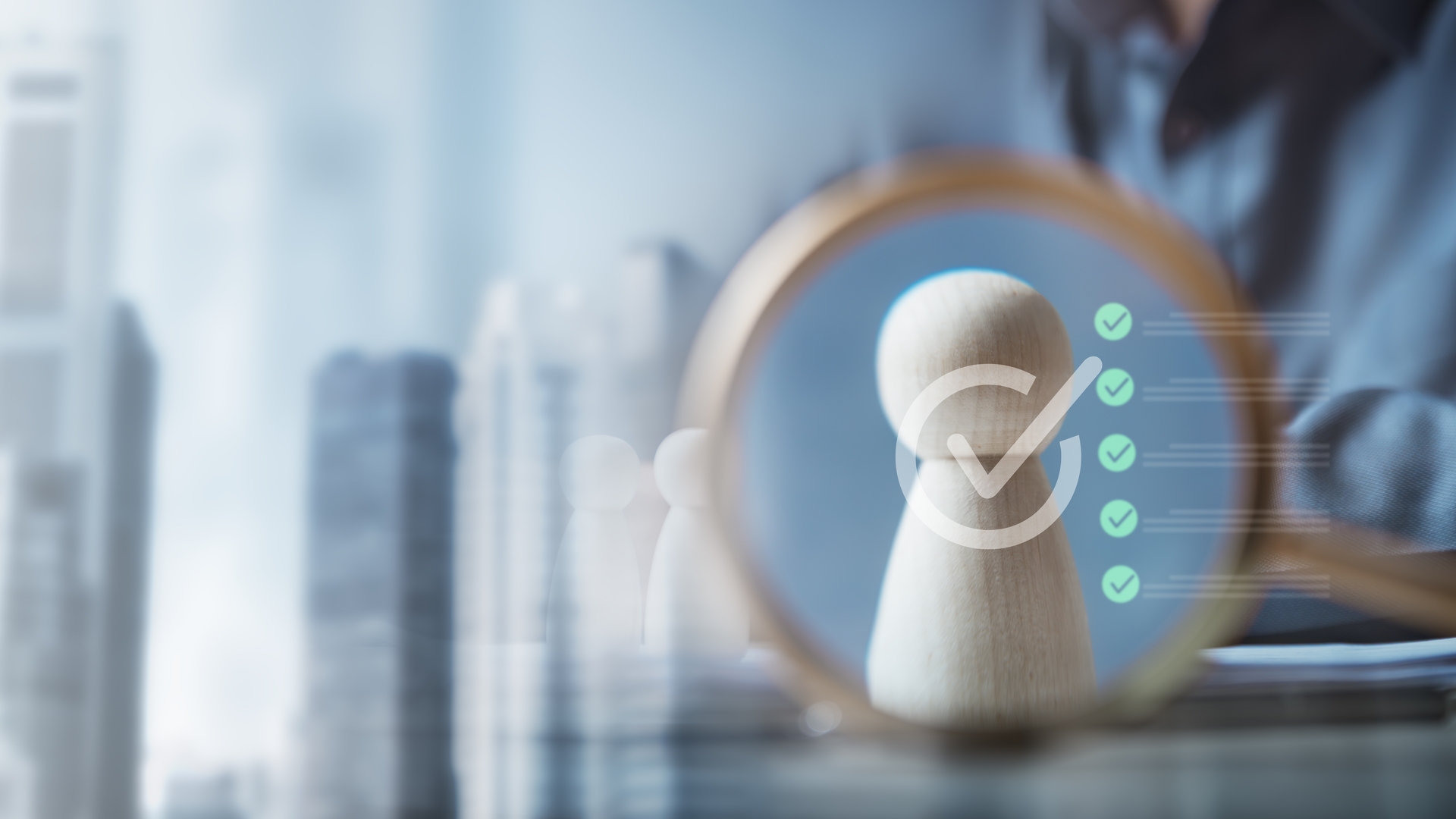 Evaluación de beneficios salariales y compensación laboral mediante análisis de perfil profesional con lupa y checklist