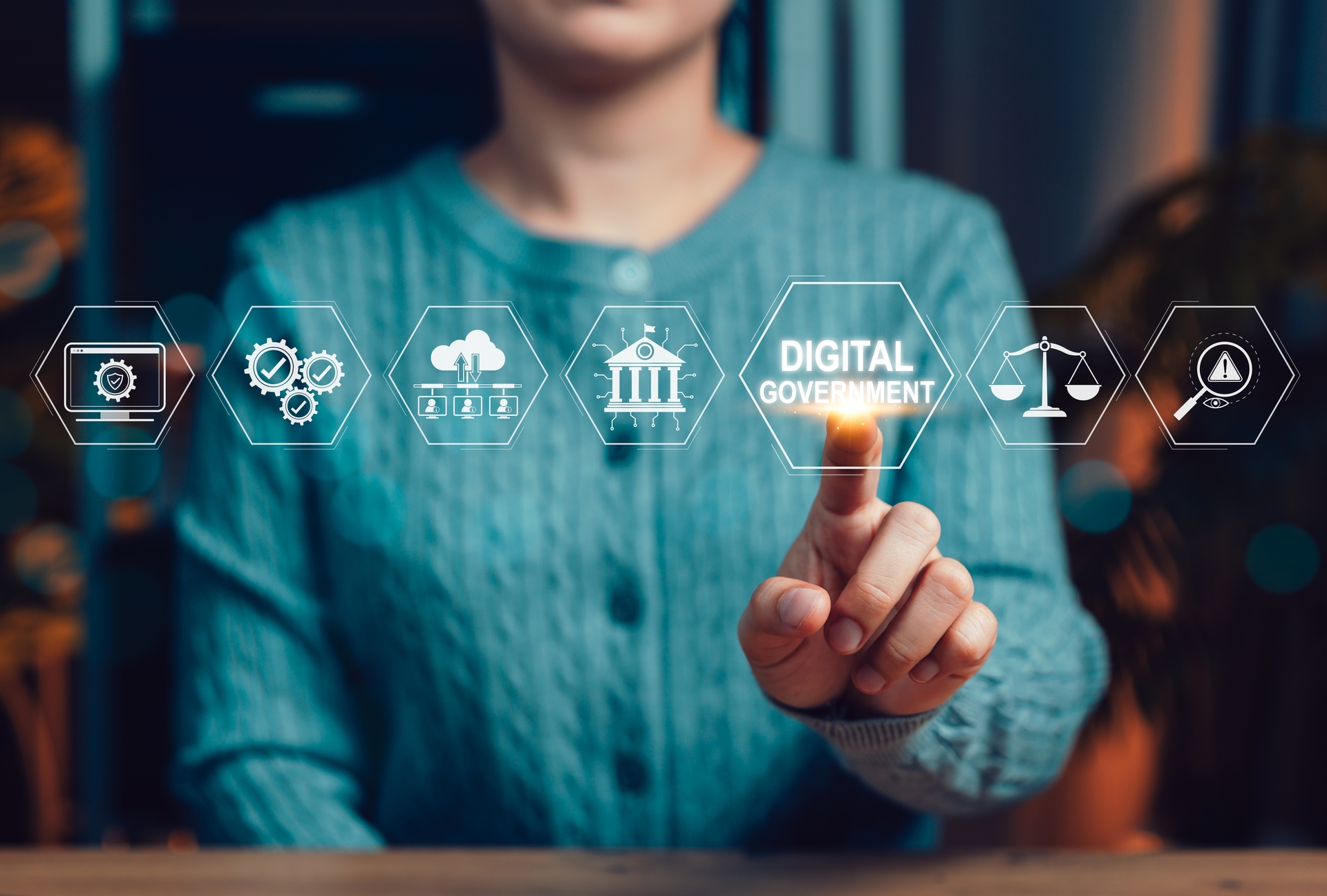 Futuro abogado aplicando Derecho y plataformas digitales en el programa de derecho.