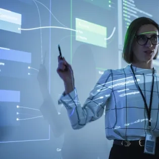 Profesional presentando un diagrama de flujo digital en una sala de reuniones, representando la planificación estratégica y el análisis de datos cruciales en las ciencias empresariales y los negocios.