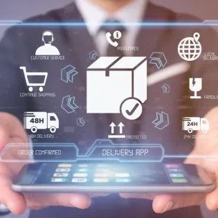 Persona sosteniendo un tablet con una interfaz holográfica que muestra íconos de paquetes y transporte, simbolizando la digitalización y tecnología en la gestión de procesos logísticos y las redes de valor.