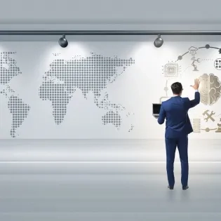 Profesional egresado de la especialización en inteligencia de negocios analizando un mapa de datos mundial con iconos de tecnología.