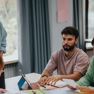 Grupos-de-jóvenes-estudiando