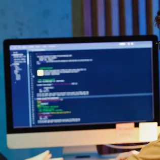 Ingeniero-de-software-trabajando-en programación