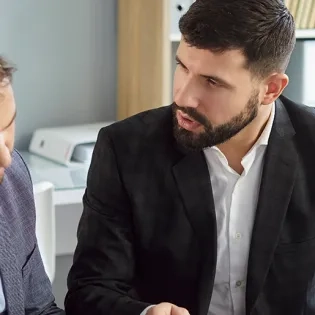 Par-de-abogados-conversando-sobre-unos-documentos
