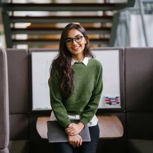 Estudiante de maestría en administración de empresas en ambiente académico moderno