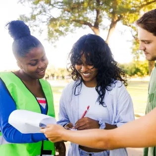 Estudiantes de trabajo social realizando actividades comunitarias en espacio público