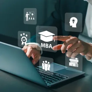 Profesional enfocada en su laptop y planificación estratégica, impulsando su crecimiento profesional con el MBA Presencial Ibero