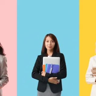 Futuros docentes de lengua castellana colaborando en una sesión virtual o híbrida de la Licenciatura, usando tecnología para el aprendizaje.