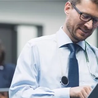 personal-de-calidad-en-salud-con-profesionales -medicos-ibero