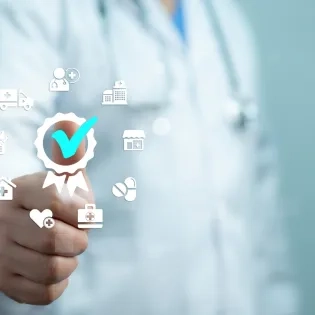 Médico interactuando con iconos digitales de servicios de salud y sello de calidad, simbolizando la acreditación y gestión eficiente del sistema de salud.