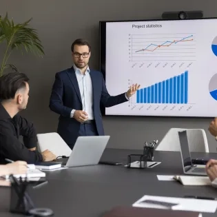 Comparación entre Marketing y Negocios Internacionales vs Administración de Empresas en entorno empresarial con análisis de datos y toma de decisiones