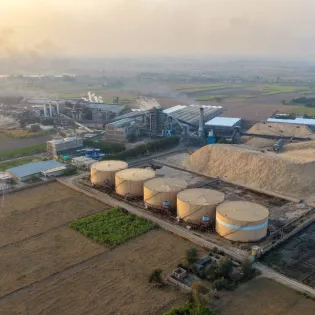 Vista aérea de una planta de producción e infraestructura de ingeniería optimizada mediante simulación en el programa de ingeniería virtual.
