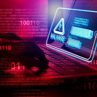 Alerta digital de malware parpadeando sobre el teclado de una computadora portátil con fondo de datos binarios, ilustrando la vulnerabilidad informática y soluciones en ciberseguridad para pequeñas empresas