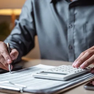 Profesional realizando cálculos y seguimiento del flujo de caja para optimizar la gestión financiera de una organización.