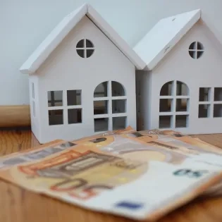 Casas a escala y dinero para el cálculo de activos en la declaración de renta