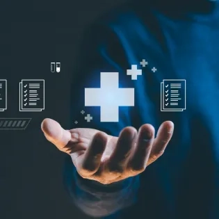 Cruz médica e iconos de gestión digital, concepto de transformación digital en calidad en salud