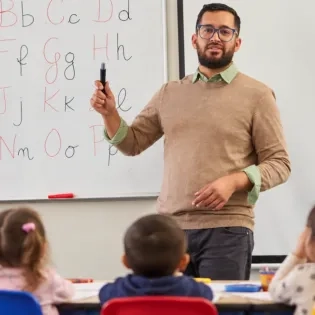 docente enseñando a niños (1) (2).png