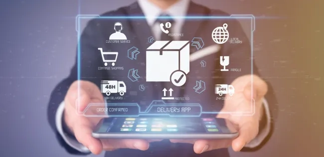 Persona sosteniendo un tablet con una interfaz holográfica que muestra íconos de paquetes y transporte, simbolizando la digitalización y tecnología en la gestión de procesos logísticos y las redes de valor.