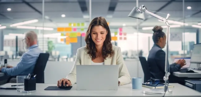 Estudiantes de Administración de Empresas analizando estrategias de Desarrollo organizacional para el impacto corporativo.