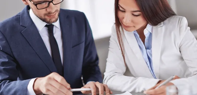 Contadora-y-Contador-Publico-revisando-documentos-financieros-ibero