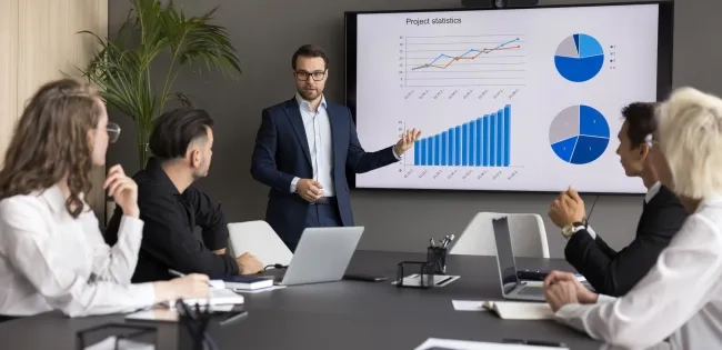 Comparación entre Marketing y Negocios Internacionales vs Administración de Empresas en entorno empresarial con análisis de datos y toma de decisiones