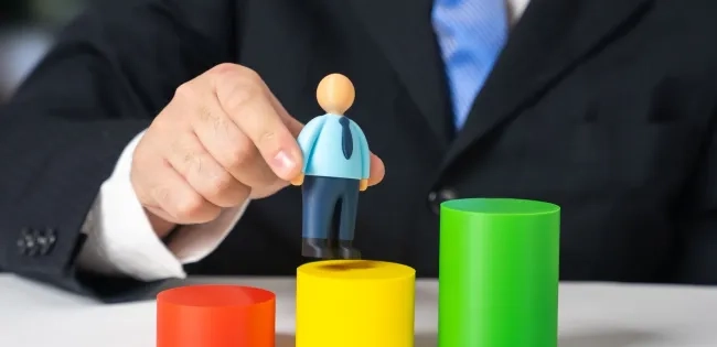 Ejecutivo impulsando el crecimiento profesional, clave en la Gerencia del Talento Humano.