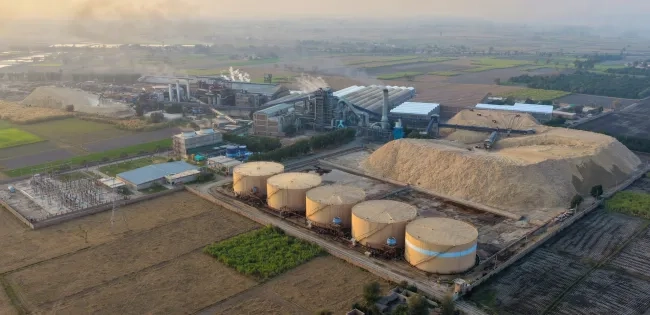 Vista aérea de una planta de producción e infraestructura de ingeniería optimizada mediante simulación en el programa de ingeniería virtual.