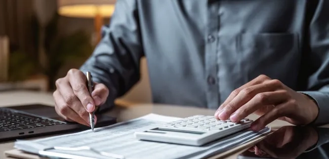 Profesional realizando cálculos y seguimiento del flujo de caja para optimizar la gestión financiera de una organización.