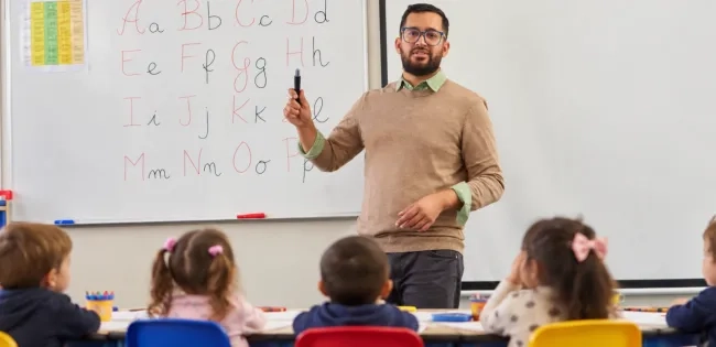 docente enseñando a niños (1) (2).png