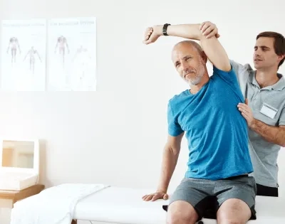 Fisioterapeuta profesional en terapia con paciente.