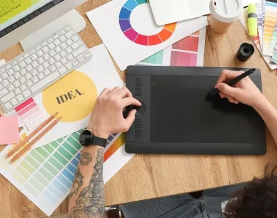 mercadeo y publicidad virtual Diseñador creando contenido visual para con tableta digital.