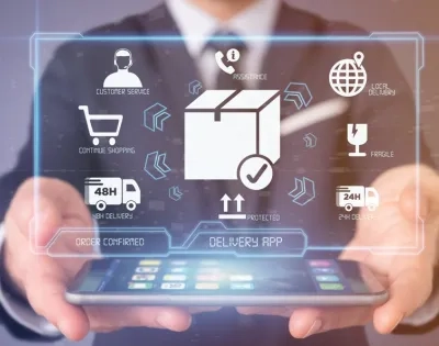 Persona sosteniendo un tablet con una interfaz holográfica que muestra íconos de paquetes y transporte, simbolizando la digitalización y tecnología en la gestión de procesos logísticos y las redes de valor.
