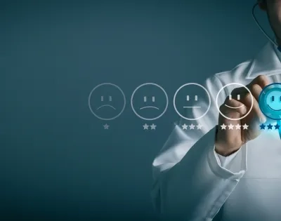 Profesional en la gerencia en calidad de la salud evaluando la satisfacción del paciente