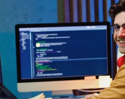 Ingeniero-de-software-trabajando-en programación