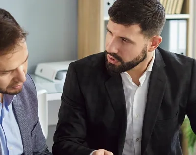Par-de-abogados-conversando-sobre-unos-documentos