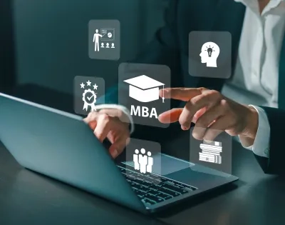 Profesional enfocada en su laptop y planificación estratégica, impulsando su crecimiento profesional con el MBA Presencial Ibero