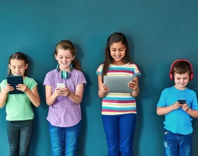 Niños participando en actividades de Infancia y adolescencia para la especialización virtual.