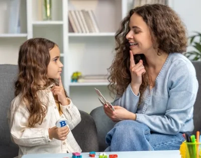 Sesión de Intervención en TEA y TDAH en el programa de Fonoaudiología virtual.