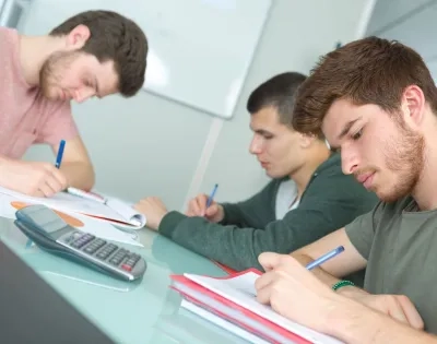 Estudiantes de Licenciatura en Matemáticas virtual usando calculadora para ser Licenciado en matemáticas