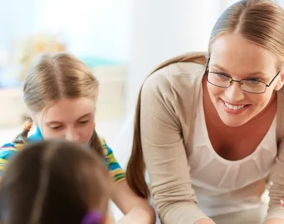 Educadora-especial-ensenando-ibero