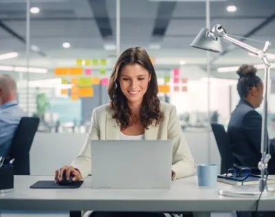 Estudiantes de Administración de Empresas analizando estrategias de Desarrollo organizacional para el impacto corporativo.