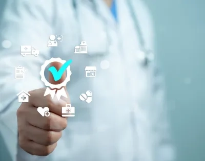 Médico interactuando con iconos digitales de servicios de salud y sello de calidad, simbolizando la acreditación y gestión eficiente del sistema de salud.